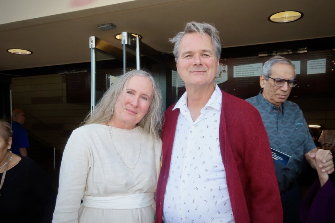 Painter Allison Gobbell and her husband, J.J. Gobbell, attended Shen Yun’s second local performance at the Thousand Oaks Civic Arts Plaza in Thousand Oaks, California, on Jan. 31, 2026. (Alice Sun/The Epoch Times)