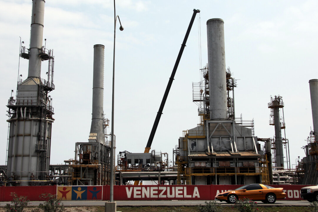 Trump Signals Openness to China, India Investing in Venezuela’s Oil—While Tightening Rules