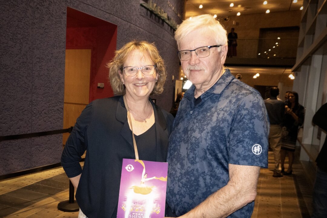 Valerie Tingey and John Lavery enjoy Shen Yun Performing Arts at the Ikeda Theater in Mesa, Ariz., on Feb. 4, 2026. (Jane Yang/The Epoch Times)