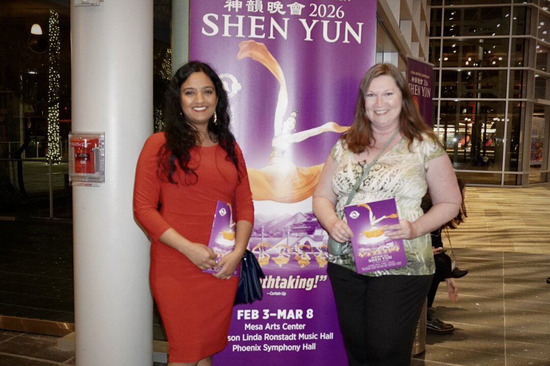 Indu Raghavan and Erica Moss enjoy Shen Yun Performing Arts at the Ikeda Theater in Mesa, Ariz., on Feb. 4, 2026. (Patricia Li/The Epoch Times)