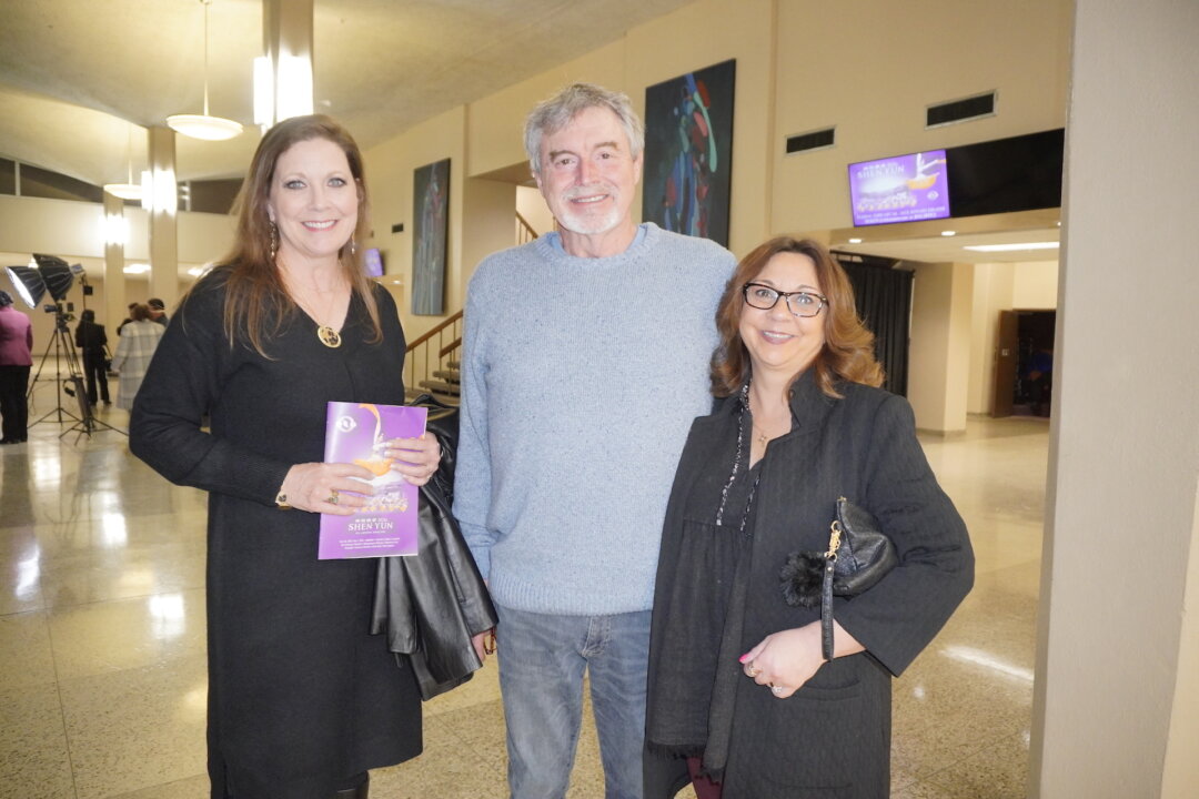 (L to R) Kirstian Smith, Kenneth Griffin and Glenda Griffin and  at the Shen Yun Performing Arts performance at W.L. Jack Howard Theatre on Feb. 3, 2026. (Nancy Ma/The Epoch Times)