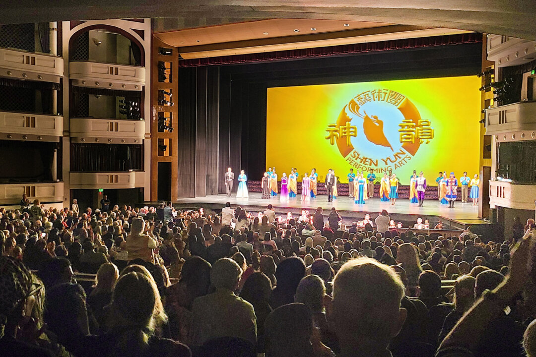 Shen Yun Performing Arts' curtain call at the Duke Energy Center for the Arts in St. Petersburg, Florida, on Feb. 7, 2026. (Gary Wang)