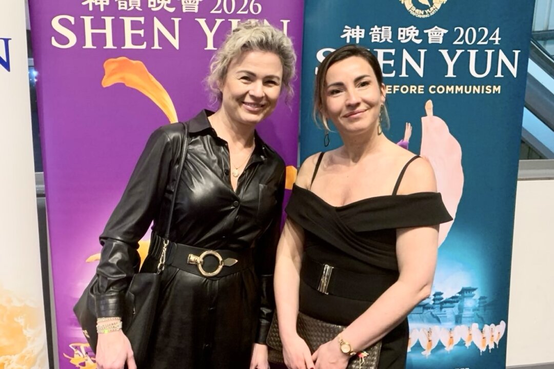 Agata Widerska and Justyna Weckowska watch Shen Yun Performings Arts at the SEC Armadillo in Scotland on Jan. 7, 2026. (Eddie Aitken/The Epoch Times)