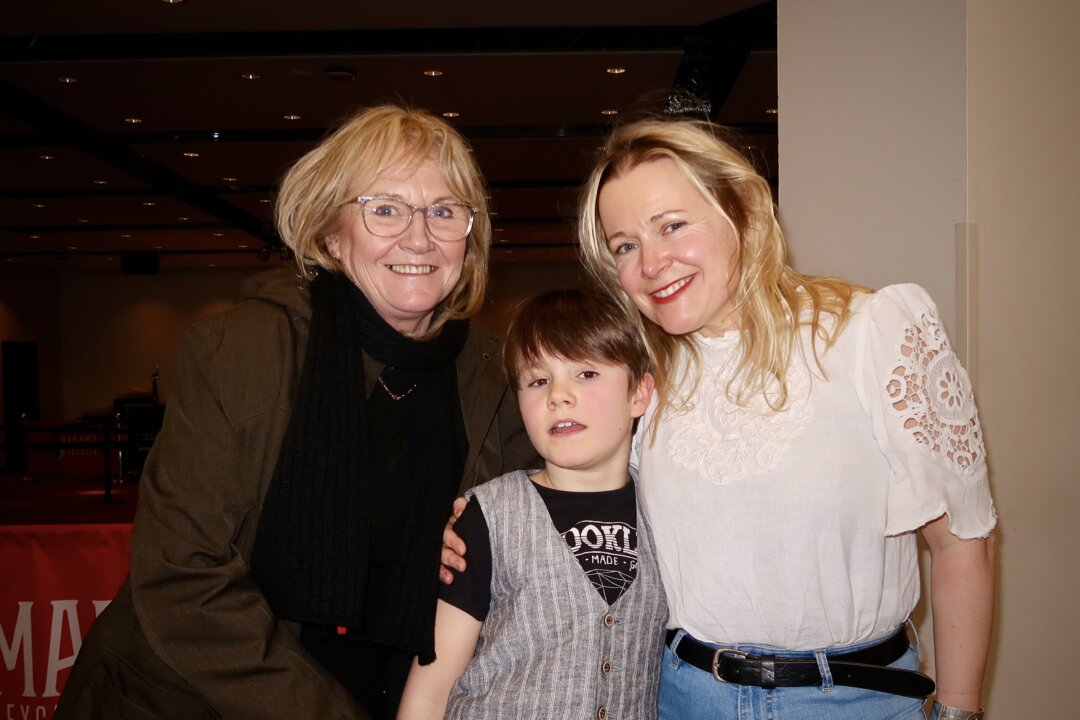 Grandmother Lynn Baker (L), mother Katie Buchanan, and her son attend Shen Yun Performing Arts at SEC Armadillo in Glasgow, Scotland, on Feb. 8, 2026. (Jenna Zhan/The Epoch Times)