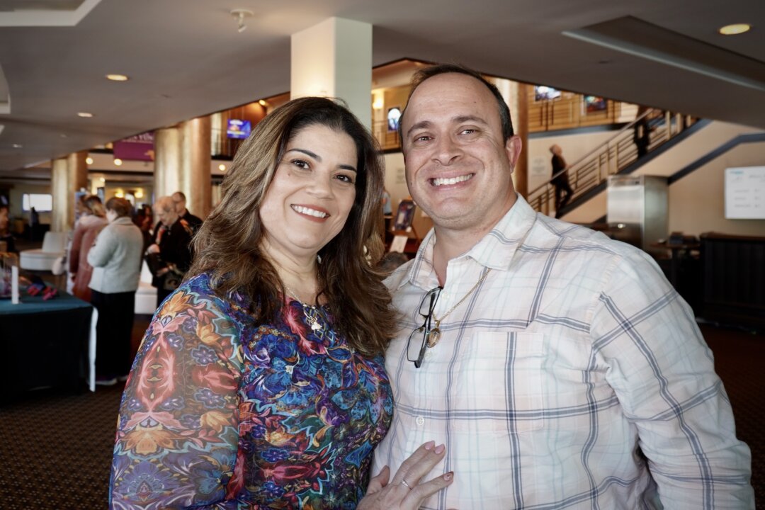 Richard Rios attends Shen Yun Performing Arts with his wife, Missy, at the Duke Energy Center for the Arts in St. Petersburg, Fla., on Feb. 8, 2026. (Lily Yu/The Epoch Times)