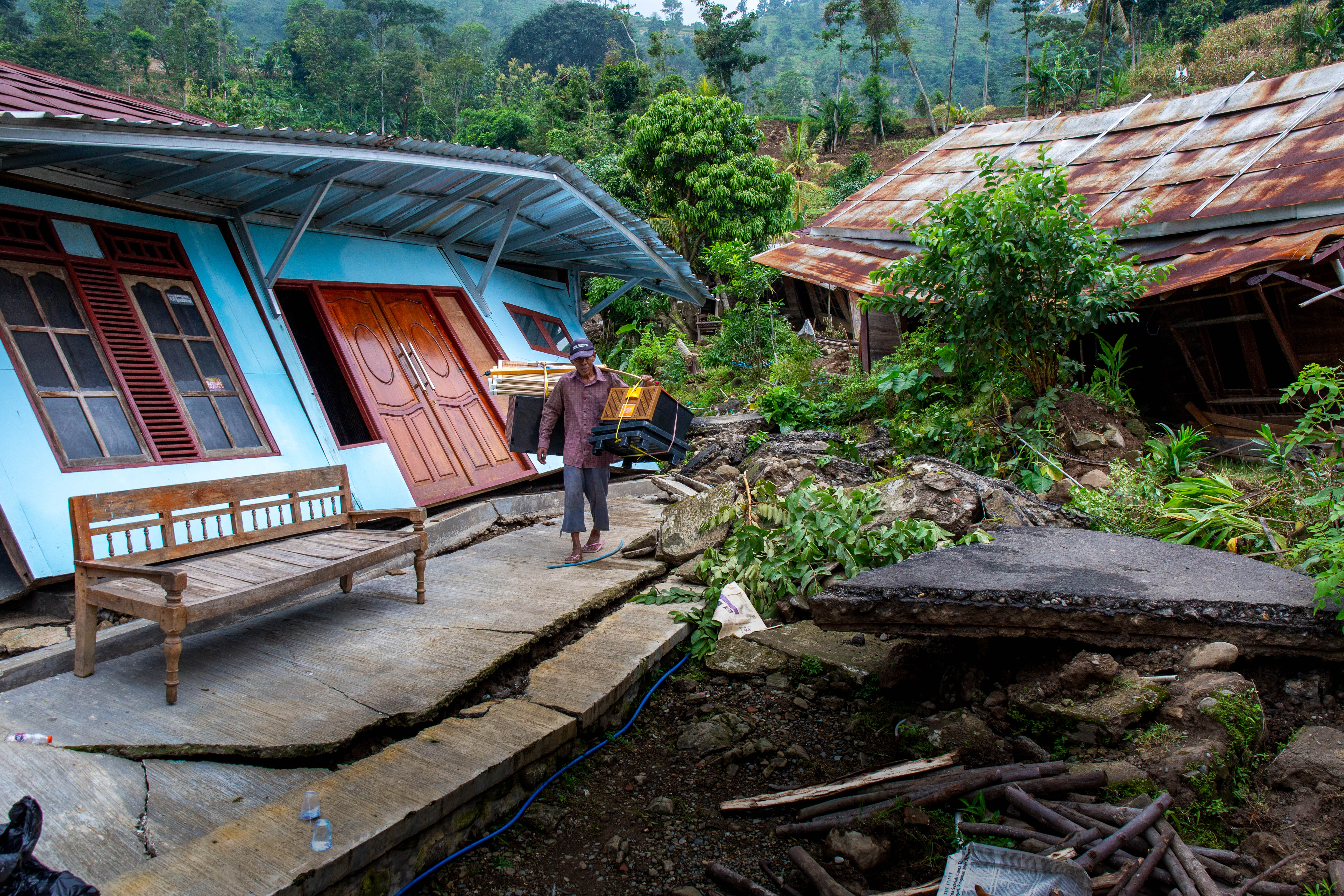 Day in Photos: Landslide in Indonesia, Largest Artillery Exercise, and Highland Cattle Show