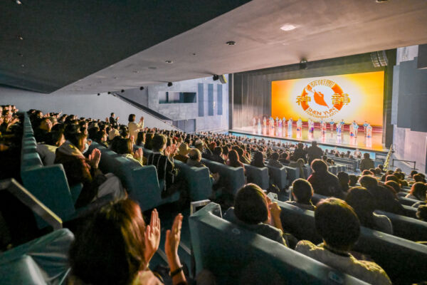 Shen Yun Performing Arts' curtain call at 8th performance in Taipei, Taiwan, on Feb. 2, 2026. (Song Bilong/The Epoch Times)