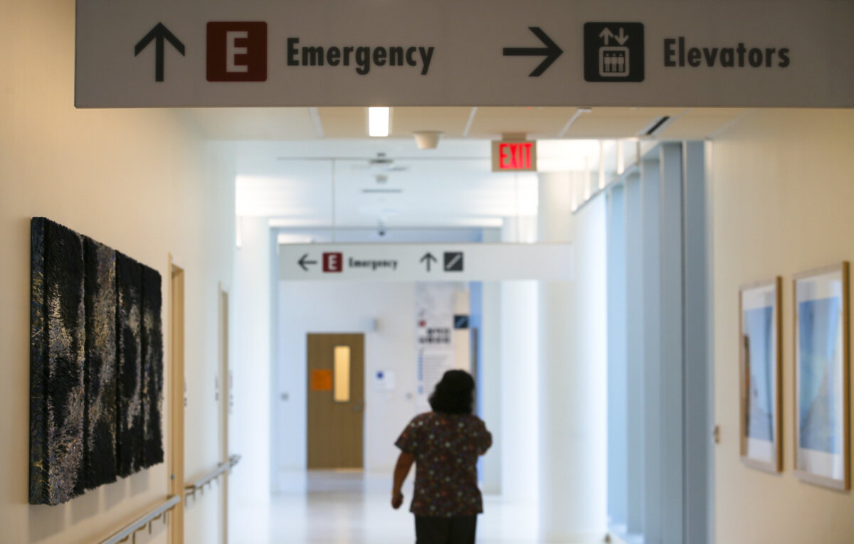 An emergency sign directs patients to the emergency room at the Kaiser Permanente San Diego Medical Center hospital in San Diego on April 17, 2017. (Mike Blake/Reuters)