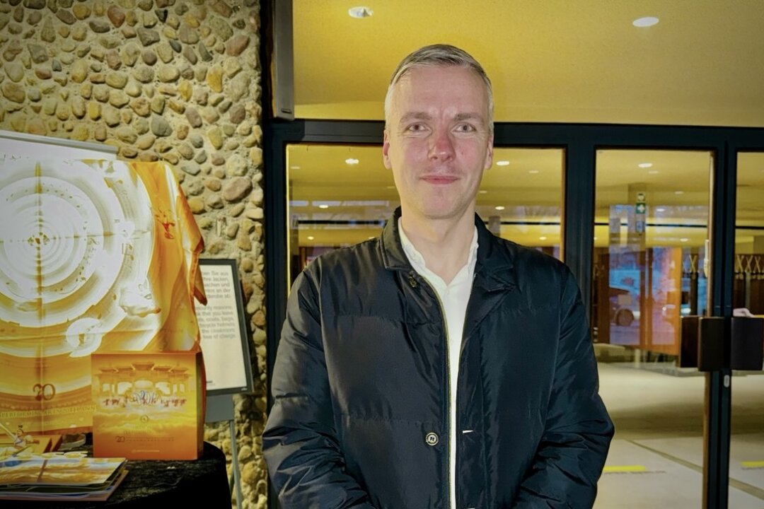 Matthias Hoffmann watched Shen Yun for the third time at the Deutsche Oper Berlin in Germany’s capital, Berlin, on Feb. 10, 2026. (Wang Yixiao/The Epoch Times)