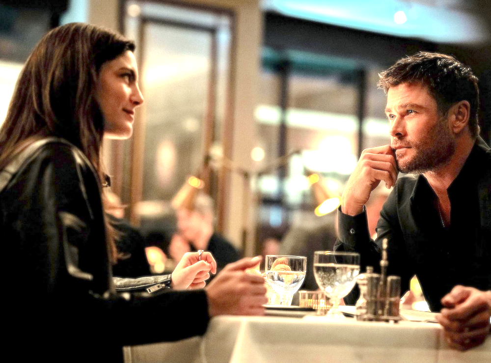 Maya (Monica Barbaro) and Davis (Chris Hemsworth) go on a date, in "Crime 101." (Sony Pictures Releasing)