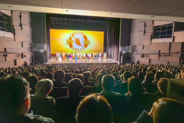 Shen Yun Performing Arts' curtain call at the Dream Theater in Busan, South Korea, on Feb. 14, 2026. (Kim Guk-hwan/The Epoch Times)