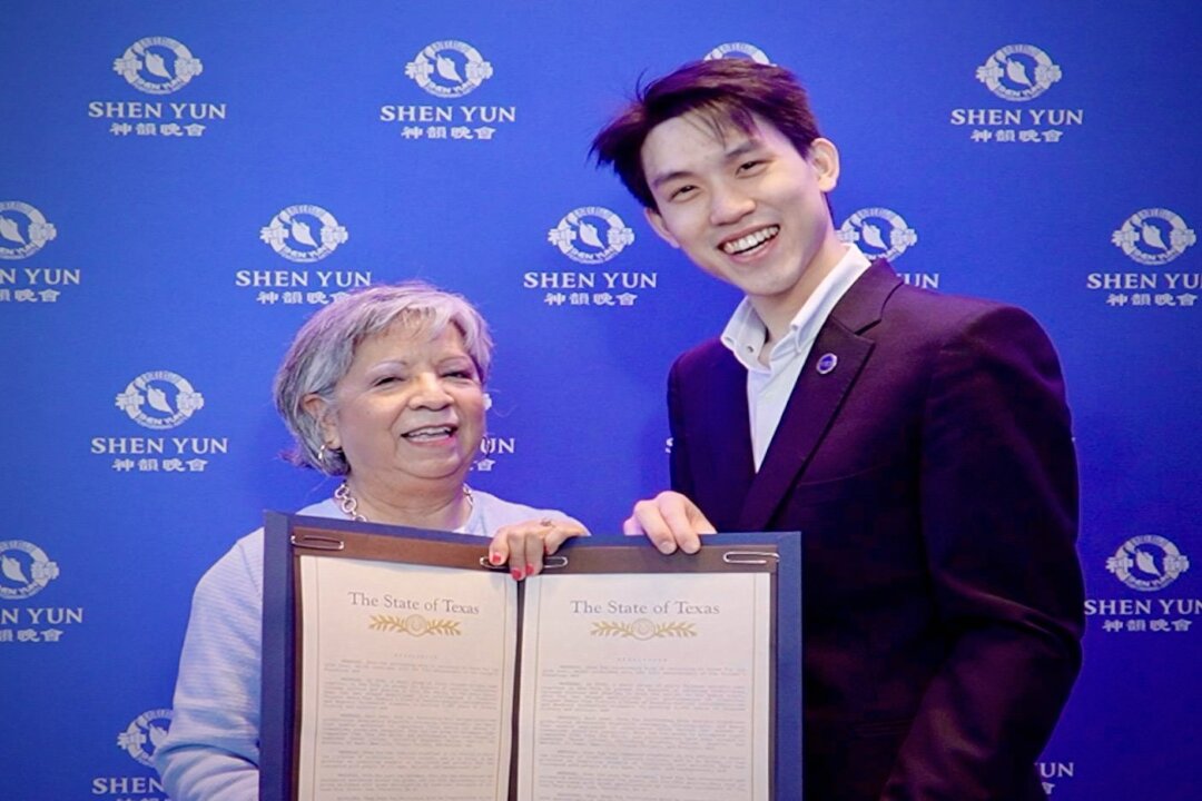 Grace Handley (L), presented Shen Yun Performing Arts with a resolution at the CFISD Visual and Performing Arts Center on Feb. 15, 2026. (NTD)