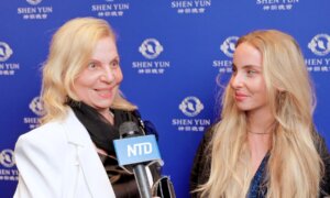 Theater Director Captivated by Shen Yun