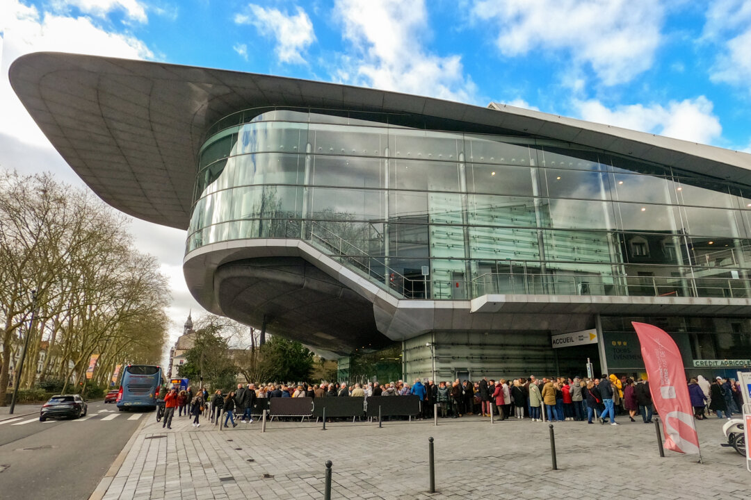 People gather outside Le Palais des Congres de Tours for Shen Yun Performing Arts on Feb. 14, 2026. (The Epoch Times)