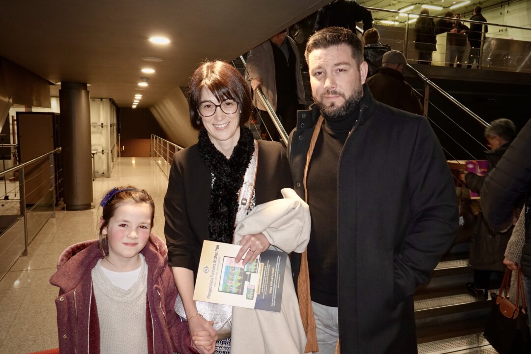 Laureline Grall, a physician, came to see Shen Yun with her husband Jonathan and daughter Kattel in Tours on Feb. 15, 2026. (Zhang Ni/The Epoch Times)