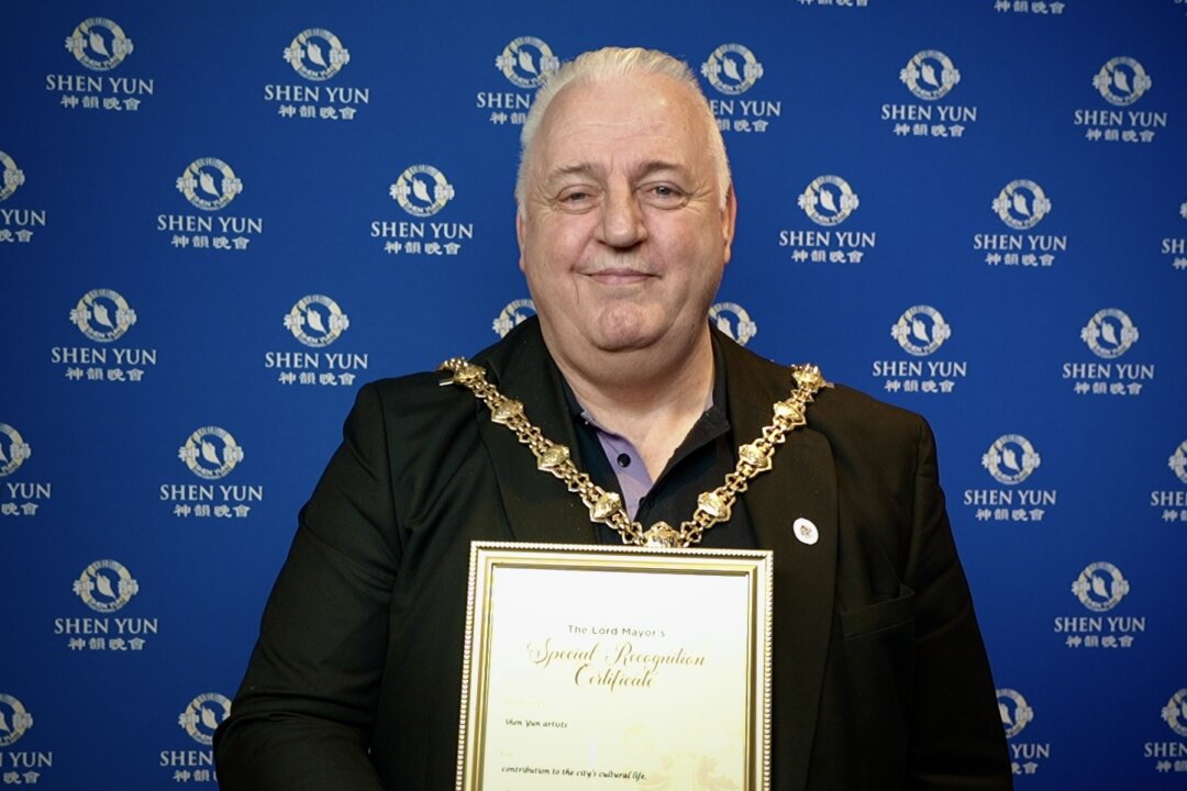 On Feb. 18, 2026, Steve Watkins, Lord Mayor of Stoke-on-Trent, presents Shen Yun Performing Arts with a special Lord Mayor’s Recognition Certificate in recognition of the company’s outstanding contribution to the city’s cultural life. (NTD)