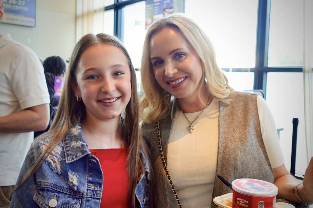 Vanessa Molina (R) enjoyed Shen Yun's matinee at the Broward Center for the Performing Arts on Feb. 18, 2026. (Linda Jiang/The Epoch Times)
