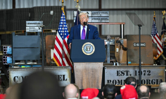 Trump Pledges to Lift Tech Curbs on Vietnam, Lam Says