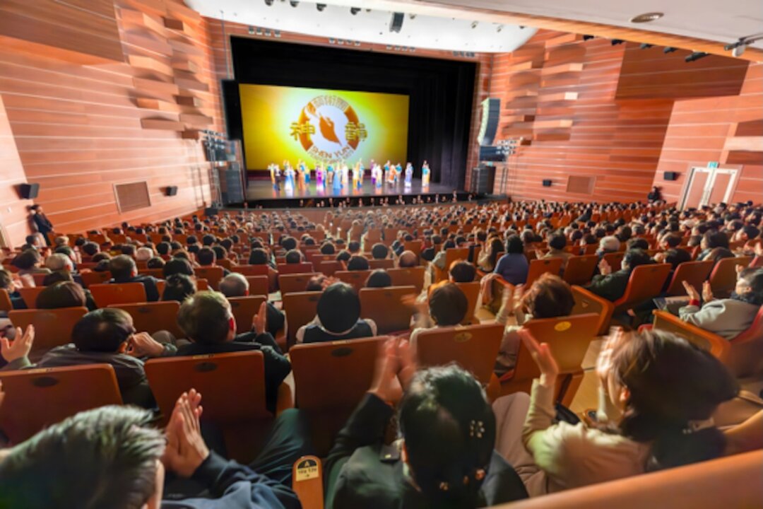 Shen Yun Performing Arts' curtain call at the Soosung Art Center in Daegu on Feb. 19, 2026. (Kim Guk-hwan/The Epoch Times)
