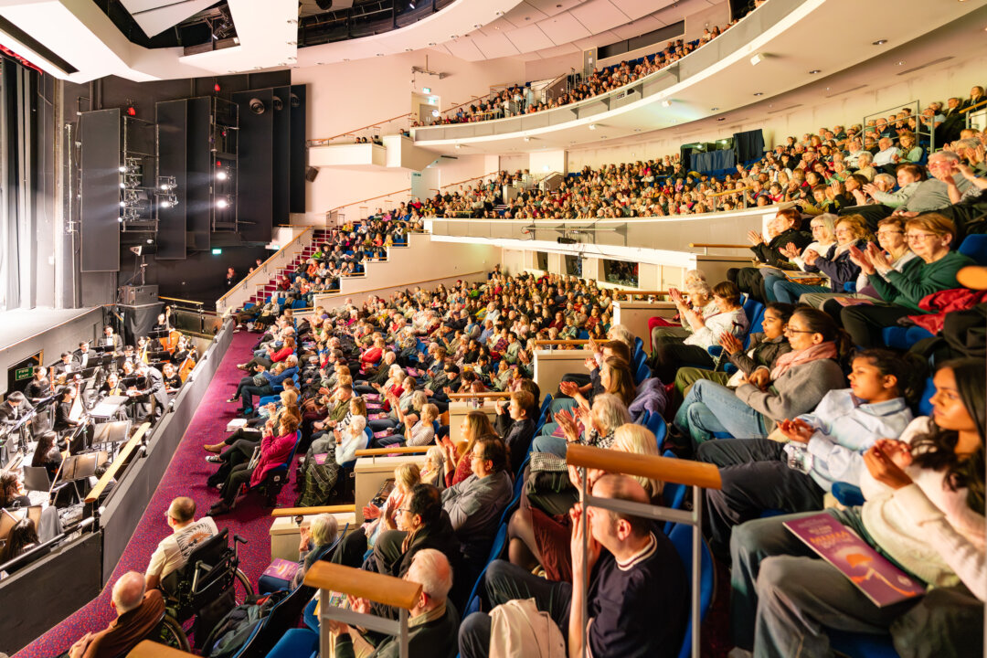 The audience at Shen Yun's curtain call at the Wycombe Swan Theatre in England, UK, on Feb. 22, 2026. (Roger Luo)