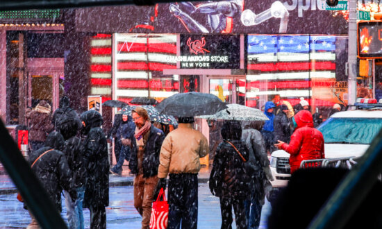 6 States Declare Emergency as Snow Falls Amid Blizzard Warning