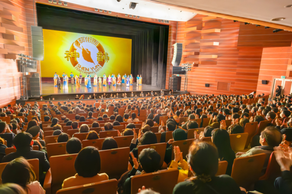 Curtain call at Shen Yun’s final performance in Daegu, South Korea, on Feb. 20, 2026, at the Suseong Arts Center. (Kim Guk-hwan/The Epoch Times)