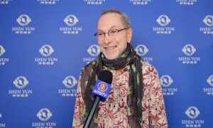 French Audiences Applaud Shen Yun’s Uniqueness