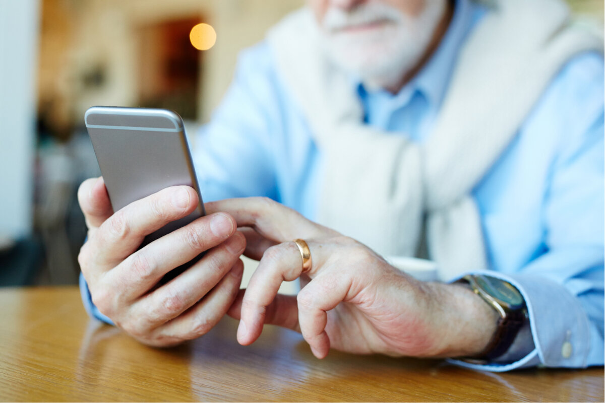 The Guide to Cell Phone Accessories That Make Life Easier for Seniors