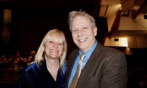Painter and Glass Artist Love Shen Yun’s Dance