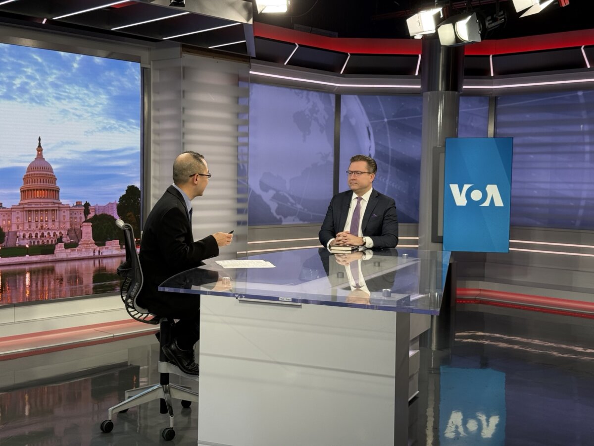 Voice of America reporter Lin Feng interviews Jan Jekielek, author of "Killed to Order: China's Organ Harvesting Industry and the True Nature of America's Biggest Adversary." (Irene Luo/The Epoch Times)