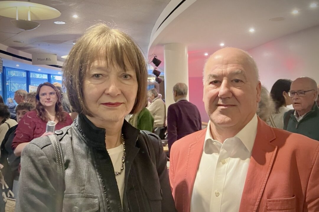Robin Sutton and Denise Sutton at the Shen Yun Performing Arts performance at Wycombe Swan Theatre, in the UK, on Feb. 26, 2026. (Say Huang/The Epoch Times)