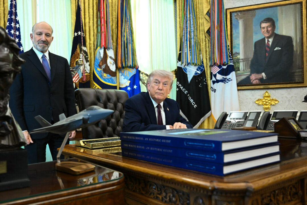 Trump Signs Order Imposing Price Floor, Tariffs on Polysilicon to Counter China