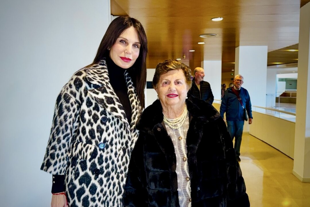 Regional parliament member María Eugenia Sánchez Pérez attends Shen Yun Performing Arts with her mother at the Auditorio Víctor Villegas in Murcia, Spain, on March 29, 2026. (Yixiao Wang/The Epoch Times)