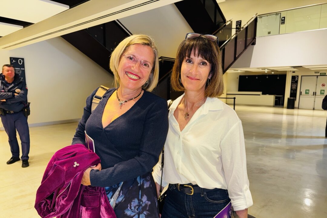 Raquel Jaro (R), former rhythmic gymnast and current physical education teacher, along with Maite Peregrin (L), a social science teacher, watch Shen Yun Performing Arts at Cartuja Center CITE theater in Seville, Spain, on March 26, 2026. (Yixiao Wang/The Epoch Times)
