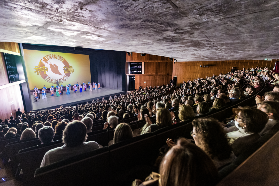 Shen Yun Performing Arts' curtain call at the Teatro Auditorio San Lorenzo de El Escorial in Spain on Feb. 27, 2026. (The Epoch Times)