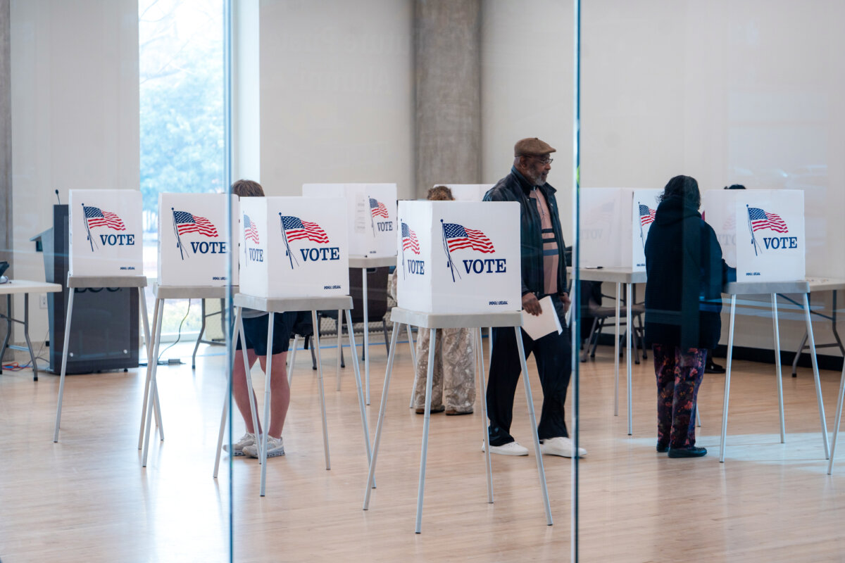 Voters head to an early voting polling site at East Carolina University as North Carolina begins its midterm primary election in Greenville, N.C., on Feb. 12, 2026. (Madalina Kilroy/The Epoch Times)