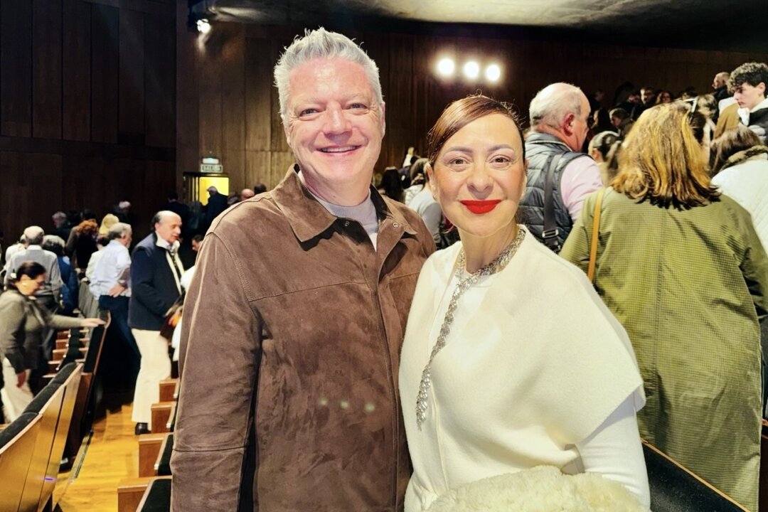 Oscar Dorado Urbistondo, with his wife, Estela Santiago Díaz-Ufano, attended Shen Yun’s performance at the Teatro Auditorio San Lorenzo de El Escorial, in San Lorenzo, Spain on Feb. 26, 2026. (Yixiao Wang/The Epoch Times)