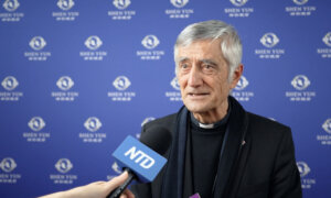 Bishop Applauds the Courage of Shen Yun