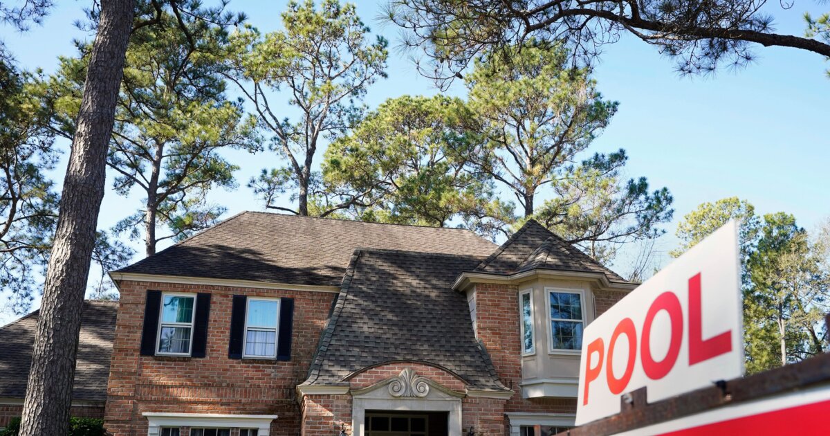 US Home Sales Rise, but Higher Mortgage Rates Cloud Outlook