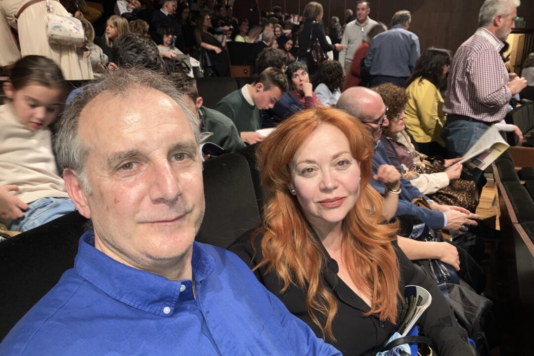 Santos Perez and his wife Eshter Jurado enjoy Shen Yun Performing Arts at the Teatro Auditorio San Lorenzo de El Escorial near Madrid, Spain, on March 1, 2026. (Bartolomé Suau/The Epoch Times)