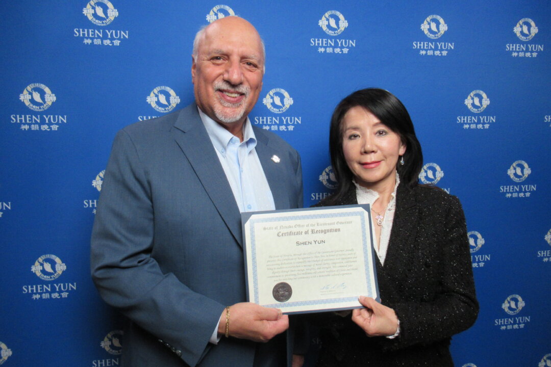 Stavros Anthony giving Shen Yun Performing Arts a Certificate of Recognition at The Smith Center for the Performing Arts, Las Vegas, on March 5, 2026. (Linda Jiang/The Epoch Times)