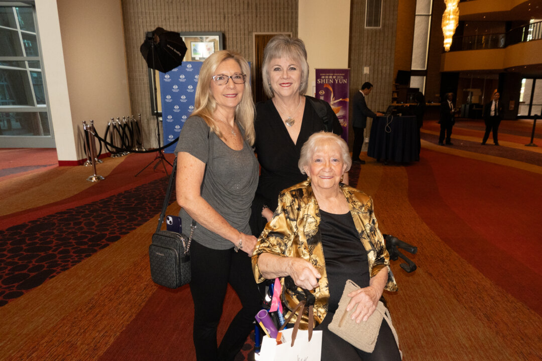 Brenda Anderson (L) enjoyed the Shen Yun performance together with her mother and sister-in-law in Phoenix Symphony Hall on March 5, 2026. (Jane Yang/The Epoch Times)