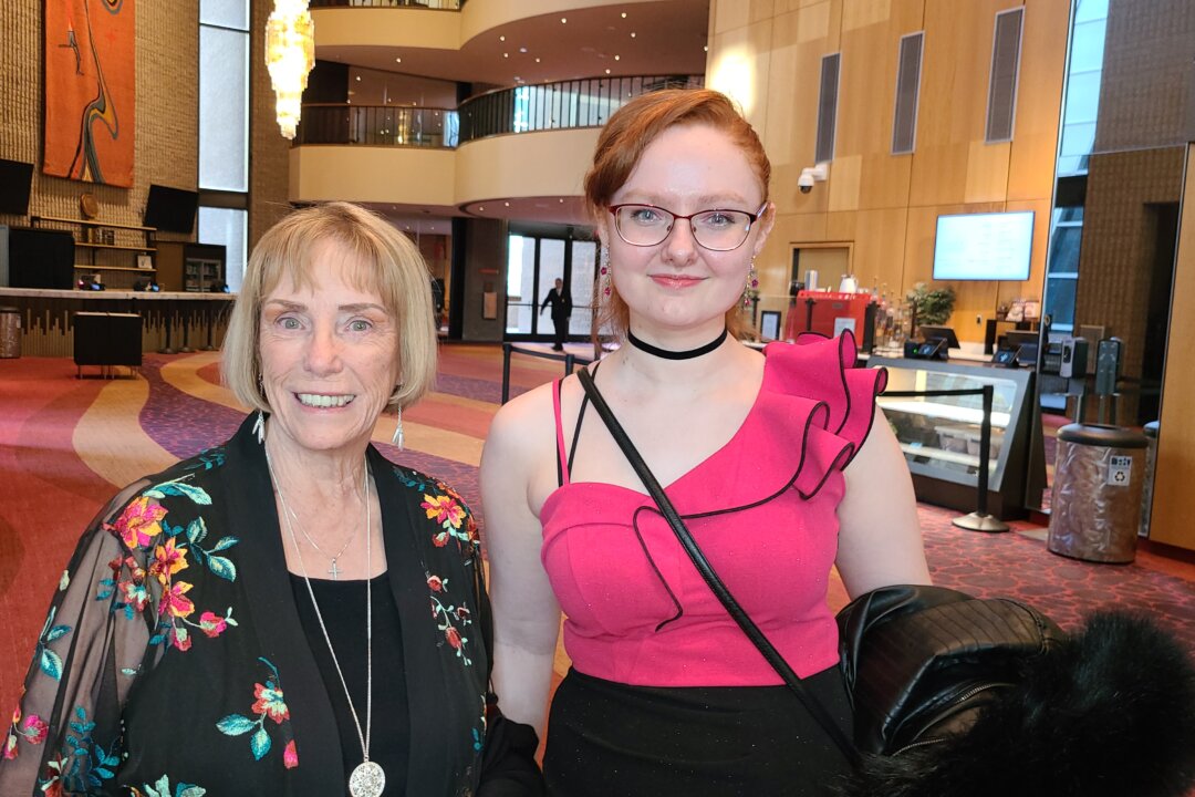 Judy Holzfaster and her granddaughter, Gynesis Gerth, attend the opening performance of the Shen Yun Performing Arts 2026 season at Symphony Hall in Phoenix, Ariz., on March 5, 2026. (Lily Yu/The Epoch Times)