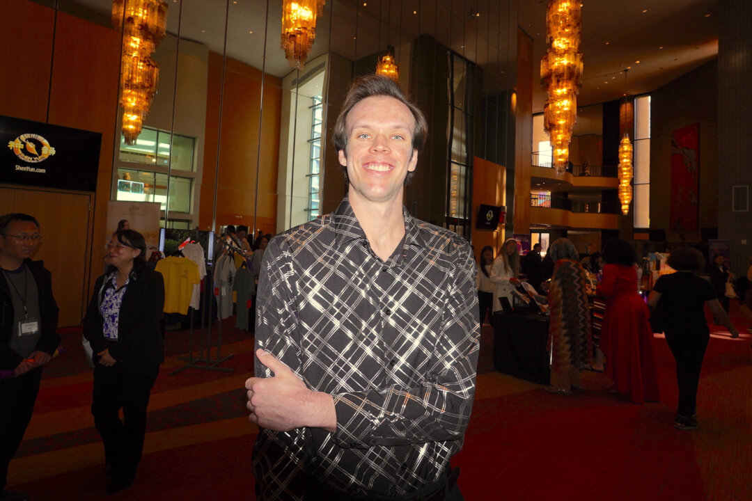 Cody Carter, a four-time world champion baton twirler, watches Shen Yun Performing Arts at the Symphony Hall in Phoenix, Ariz., on March 8, 2026. (Lily Yu/The Epoch Times)