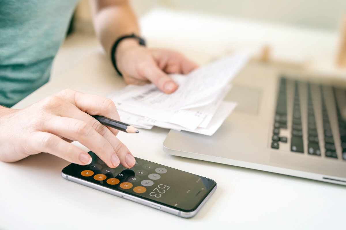 Invisible spending isn’t dramatic—but over time, it can seriously undermine your financial goals. (Vinnikava Viktoryia/Shutterstock)