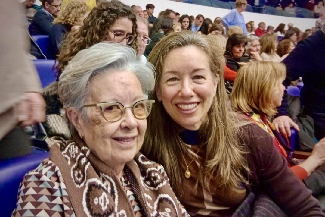 Mónica Honrubia Gómez ((R) with her mother attended the opening local performance of Shen Yun Performing Arts at the Palau de les Arts Reina Sofía in Valencia, Spain, on March 7, 2026. (Maya Marinova/The Epoch Times)