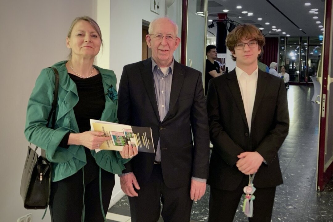 Anna and Jacob Maats, and their son, Chris Maats, at the Shen Yun Performing Arts performance at Stadthalle Mülheim an der Ruhr – Theatersaal on March 7, 2026. (Wu Ling/The Epoch Times)