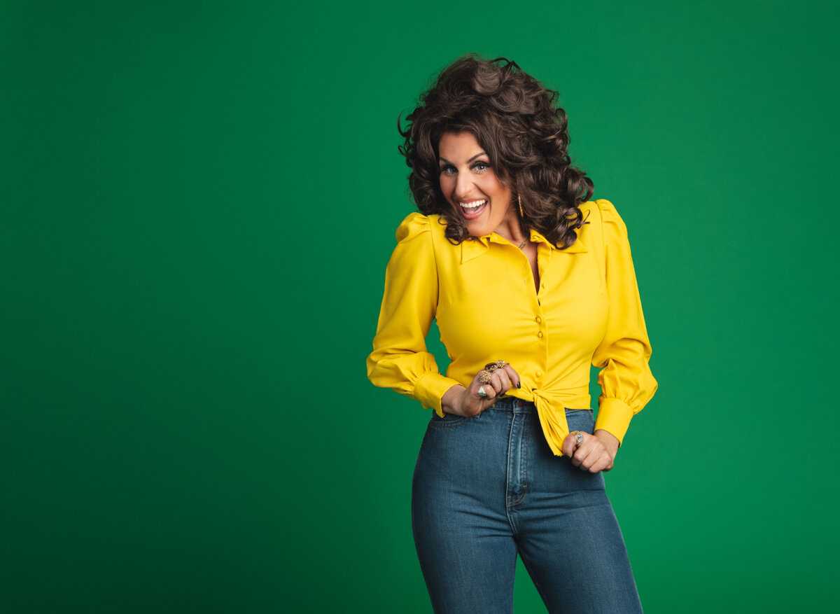 Country singer-songwriter Hannah Dasher is also a food personality. Her viral "Stand By Your Pan" videos have gotten millions of views. (Jeremy Ryan Photography)