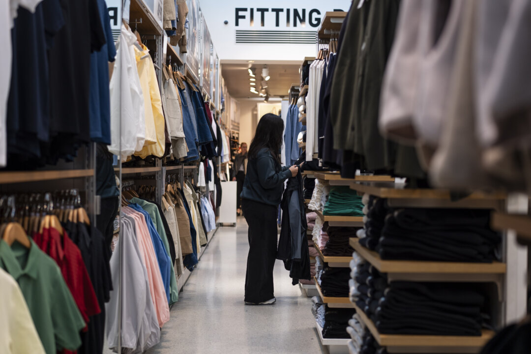 “American Shoppers Show Patriotism by Tightening Wallets in July After Unexpected Drop in Retail Sales”