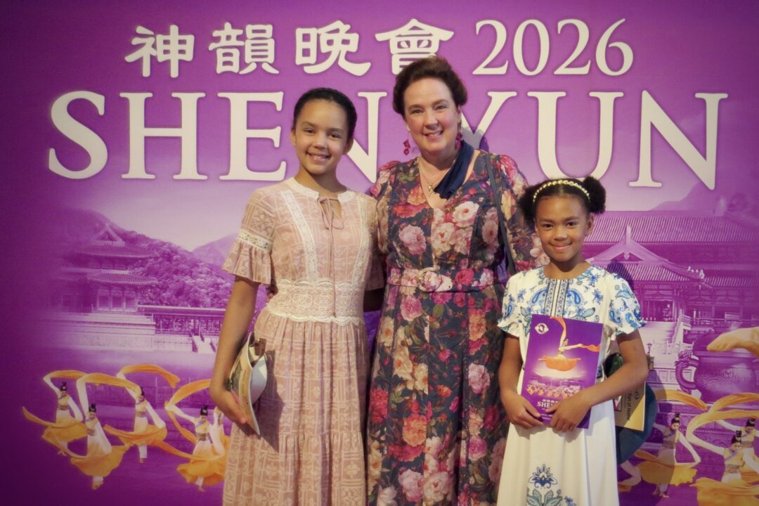 Lisa Smith and her two daughters at the Shen Yun Performing Arts performance at Melbourne Convention and Exhibition Centre, Plenary Theatre on March 12, 2026. (Lucy Liu/The Epoch Times)